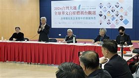 「2024全球華文自媒體台灣大選觀選團」國際記者會台北市信民兩岸研究協會11日上午於台大校友會館召開「2024全球華文自媒體台灣大選觀選團」國際記者會，這場記者會由台北市信民兩岸研究協會理事長黃清龍（站立者）主持。中央社記者李雅雯攝  113年1月11日