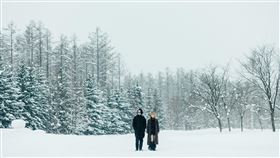 原子邦妮查查更穿上「下身失蹤」宣傳服站在大雪紛飛場景中。（圖／華納音樂提供）