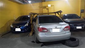 台中女子脖子遭機械停車格夾困，救出無呼吸心跳，送醫急救。（圖／民眾提供）