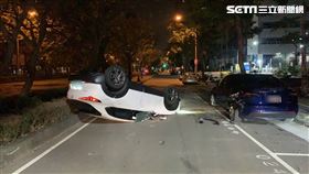 台中正妹離奇自撞特斯拉翻覆　警：又酒駕（圖／翻攝畫面）