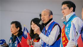 韓國瑜赴中和助選  力薦張智倫（1）國民黨不分區立委候選人韓國瑜（右2）11日到新北市中和區為黨籍立委候選人張智倫（右）站台助講，在選戰倒數時刻衝刺選情。（張智倫服務處提供）中央社記者黃旭昇新北市傳真  113年1月11日