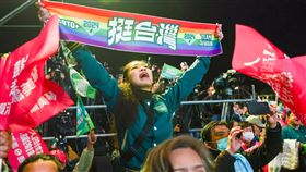 民進黨「凱道護國之夜」　民眾力挺賴蕭配距離大選投票日剩下2天時間，民進黨11日晚間在台北舉行「凱道護國之夜」大型造勢晚會，現場群情激昂，許多民眾揮舞旗幟、加油標語力挺「賴蕭配」。中央社記者王騰毅攝  113年1月11日