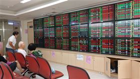 台股　股市　股票　開盤　紅盤　證券行（圖／記者戴玉翔攝影）