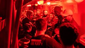 美軍3日針對紅海局勢進行討論。（圖／翻攝自美國海軍官網）
https://twitter.com/USNavy/status/1744871732014412283
