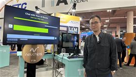 創鑫智慧執行長劉景慈台灣總經理的創鑫智慧執行長劉景慈曾任英特爾，專精開發高能源效率AI，他在CES現場向中央社展示插入公司AI晶片後的PC運作，操作介面如同「聊天機器人」的對話方式並不複雜。中央社記者張欣瑜拉斯維加斯攝  113年1月12日