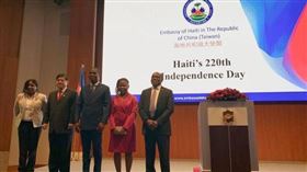 外交部常務次長陳立國與海地駐台大使潘恩（Roudy Stanley Penn）夫婦及全體管員合影。（圖／翻攝自外交部官網）