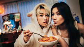 晨悠CHENYO翻唱徐佳瑩暈船神曲〈真的傻〉。（圖／索尼音樂提供）