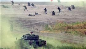 漢光39號演習第三作戰區執行「聯合反登陸作戰操演」，我國軍部隊、雲豹甲車對敵軍射擊。（圖/記者邱榮吉攝影）
