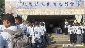 ▲張誌家告別式，力行少棒OB會50多人來送他最後一程。（圖／記者俞聖律攝影）