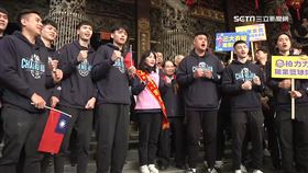 謝衣鳯車隊拜票　職業籃球排球帥哥超吸睛