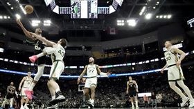 公鹿僅用3節就打爆聯盟第一的塞爾提克。（圖／美聯社／達志影像）