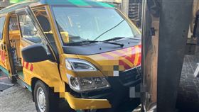 桃園中壢娃娃車事故（1）桃園市12日發生娃娃車事故，娃娃車在行經中壢區惠州街時，在吉長二街口與自小客車發生擦撞，娃娃車駕駛、隨車老師受傷，車上2名幼童擦挫傷送醫。（翻攝照片） 中央社記者葉臻傳真  113年1月12日