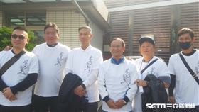 ▲前力行少棒教頭張振楠（中）夫婦與力行少棒OB會會長藍文權（左2），帶領OB會成員參加張誌家告別式。（圖／記者俞聖律攝影）