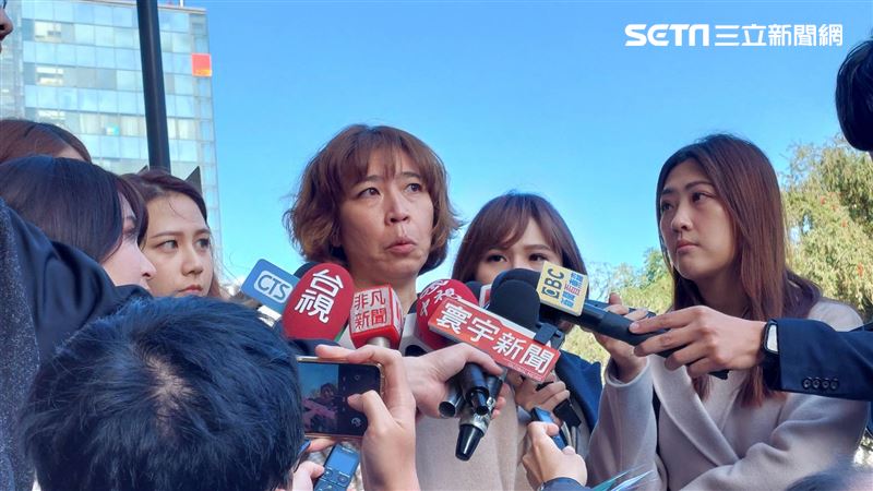 周孟蓉哽咽稱警方翻牆入家：我非通緝要犯