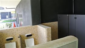 新竹市關埔國小廁所功能性區分　無明確性別標示新竹市關埔國小教師李怡穎帶領學生思考校園空間性別議題，在師生討論下，廁所沒有明確的性別標示，而是純粹以小便斗、馬桶等功能性區分，確保隱私。中央社記者陳至中攝　109年5月23日