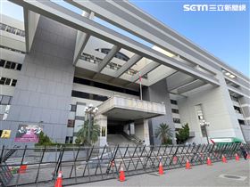 選舉奇觀！台中司法大廈　出現拒馬圍城（圖／民眾提供）