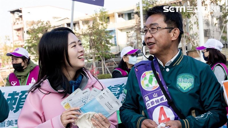 鳳山路口陳庭妮現身？許智傑女兒成嬌點