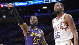 ▲杜蘭特（Kevin Durant）得18分平本季新低，靠隊友幫忙2018年總冠軍賽第4戰後再度擊敗「詹皇」。（圖／美聯社／達志影像）