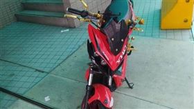 今年11月底未掛牌微電車仍行駛道路者，即開罰1200元至3600元。（圖／讀者提供）桃園電子報