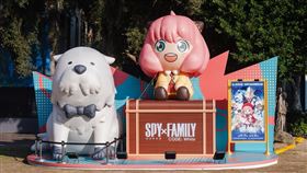全球首度亮相的「SPY×FAMILY間諜家家酒」劇場版大型造景出現在華山文創園區。（圖／木棉花提供）