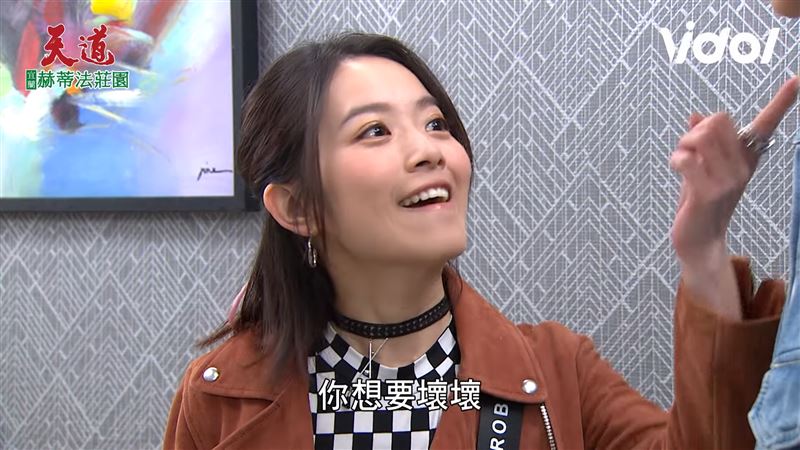 天道新女神脫掉　只剩黑色內衣誘惑邀壞壞