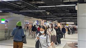 直擊台北車站返鄉人潮。（圖／記者楊晏琳攝影）