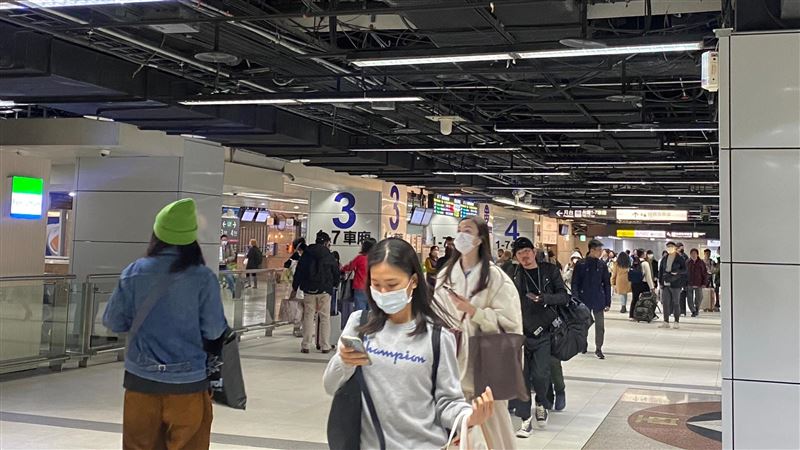 「為了下一代」！直擊北車返鄉投票人潮