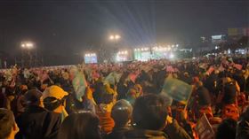 台灣大選造勢氣氛激昂！她直擊現場超震撼　中國友：很羨慕這種自由　（圖／翻攝自「摩沙淺淺-台灣媳婦」YT）