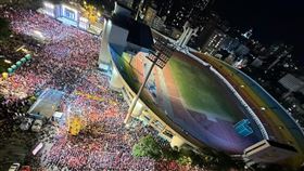▲力挺侯友宜、趙少康，國民黨在板橋第一體育場舉行「贏回中華民國」選前之夜空拍圖活動未開始喊破5萬人。（圖／侯競總）