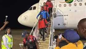 ▲甘比亞國家足球隊準備飛往象牙海岸參加非洲國家盃，怎料機艙突失壓，球員紛紛缺氧昏迷，所幸人員均安。（圖／CTWANT提供）

