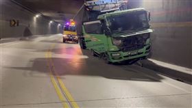花蓮市南濱地下道12日發生一起死亡車禍，劉姓男子（62歲）駕駛砂石車行經該處時，不明原因偏移到對向車道後自撞，劉男受困在車內，警消人員獲報到場搶救，劉男因頭部重創，送醫時已無生命跡象，經急救仍傷重不治