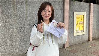 郭昱晴帶三寶投票！投票比手勢險出包