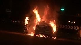 台中港小客車追撞釀火燒車。(圖/翻攝記者爆料網)