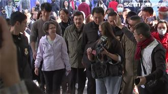 蕭美琴輕裝現身投票　親切與民眾打招呼