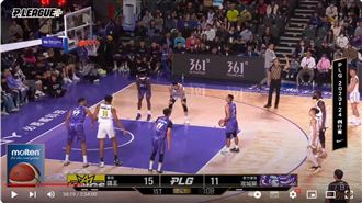 超罕見烏龍　高國豪罰球兩隊球員全站錯位