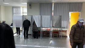 大選投票日狀況多，新竹縣光明國小投票所今天上午發生投票違規事件，一名阿嬤進入投開票所後，左手拿著選票、右手拿著手機不知是在拍照還是講電話，遭選務人員當場制止，並通知員警到場處理帶回法辦。