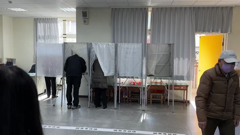 左手拿選票、右手拿手機　新竹阿嬤慘了