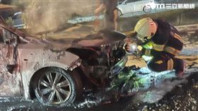 台中港小客車追撞釀火燒車。(圖/翻攝記者爆料網)