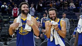▲勇士「浪花兄弟」第19次同場飆進至少6顆三分球，NBA例行賽紀錄。（圖／美聯社／達志影像）