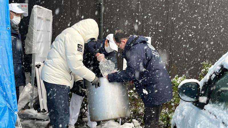日本強震後寒雪中暖流　慈濟災區供應熱食