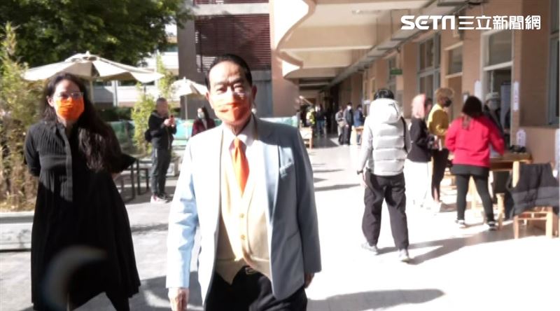 宋楚瑜現身投票　民眾「喊這句」全場笑翻