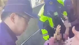 萬華立委候選人大鬧投票所被警方強制驅離。（圖／翻攝畫面）