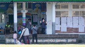 總統立委選舉投票日天氣晴朗第16任總統副總統及第11屆立法委員選舉13日投票，新北市汐止區上午天氣晴朗，民眾前往白雲國小投票所投票。中央社記者鄭傑文攝  113年1月13日