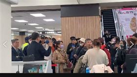 不滿軍機飛金門喊卡，許多民眾擠在松山機場高喊「我們要投票」。（圖／翻攝畫面）