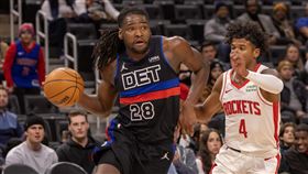 ▲活塞史都華（Isaiah Stewart）跑到界外再把球傳給隊友。（圖／路透社／達志影像）