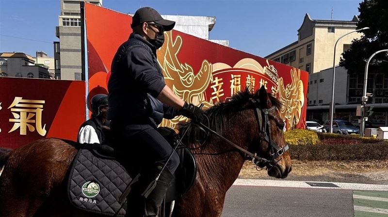 超帥氣！金門男怕停車位難找　騎馬去投票