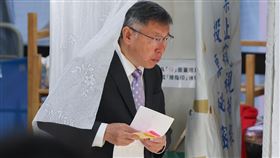 總統立委選舉  柯文哲完成投票2024總統大選及立委選舉13日投票，台灣民眾黨總統候選人柯文哲（圖）上午偕同妻子陳佩琪前往台北市金甌女中完成投票。中央社記者裴禛攝  113年1月13日