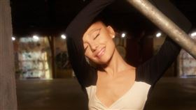 流行天后亞莉安娜睽違三年出新曲。（圖／環球西洋提供）