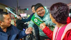 ▲民進黨立委候選人蔡易餘自行宣佈當選。（圖／翻攝自蔡易餘 家己人臉書）