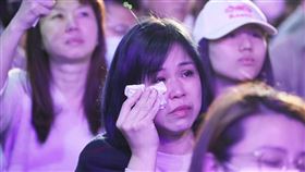 ▲柯文哲競選總部開票，有女粉絲落淚。（圖／記者邱榮吉攝影）